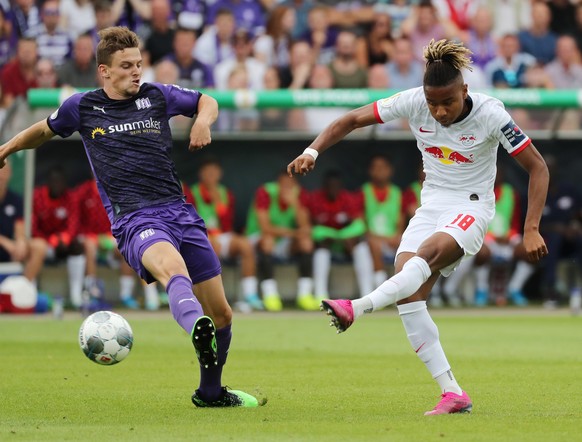 epa07768214 Leipzig&#039;s Chistoper Nkunku (R) in action during the German DFB Cup 1st round soccer match between VfL Osnabrueck and RB Leipzig in Osnabrueck, Germany, 11 August 2019. EPA/FOCKE STRAN ...