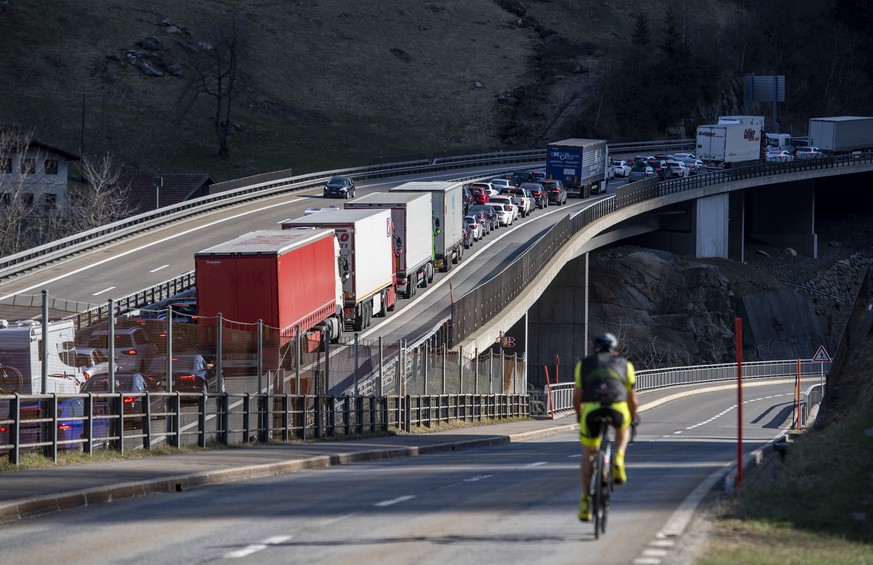 Der Osterreiseverkehr staut sich vor dem Gotthard-Tunnel zwischen Goeschenen und Amsteg auf der A2 in Richtung Sueden auf rund 2 Kilometer Laenge, am Donnerstag, 1. April 2021. (KEYSTONE/Urs Flueeler)