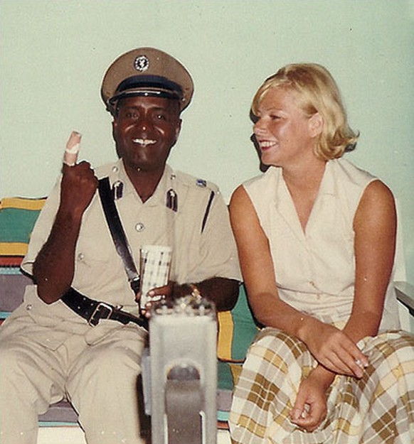 Undatiertes Bild eines somalischen Polizisten mit einer Touristin.