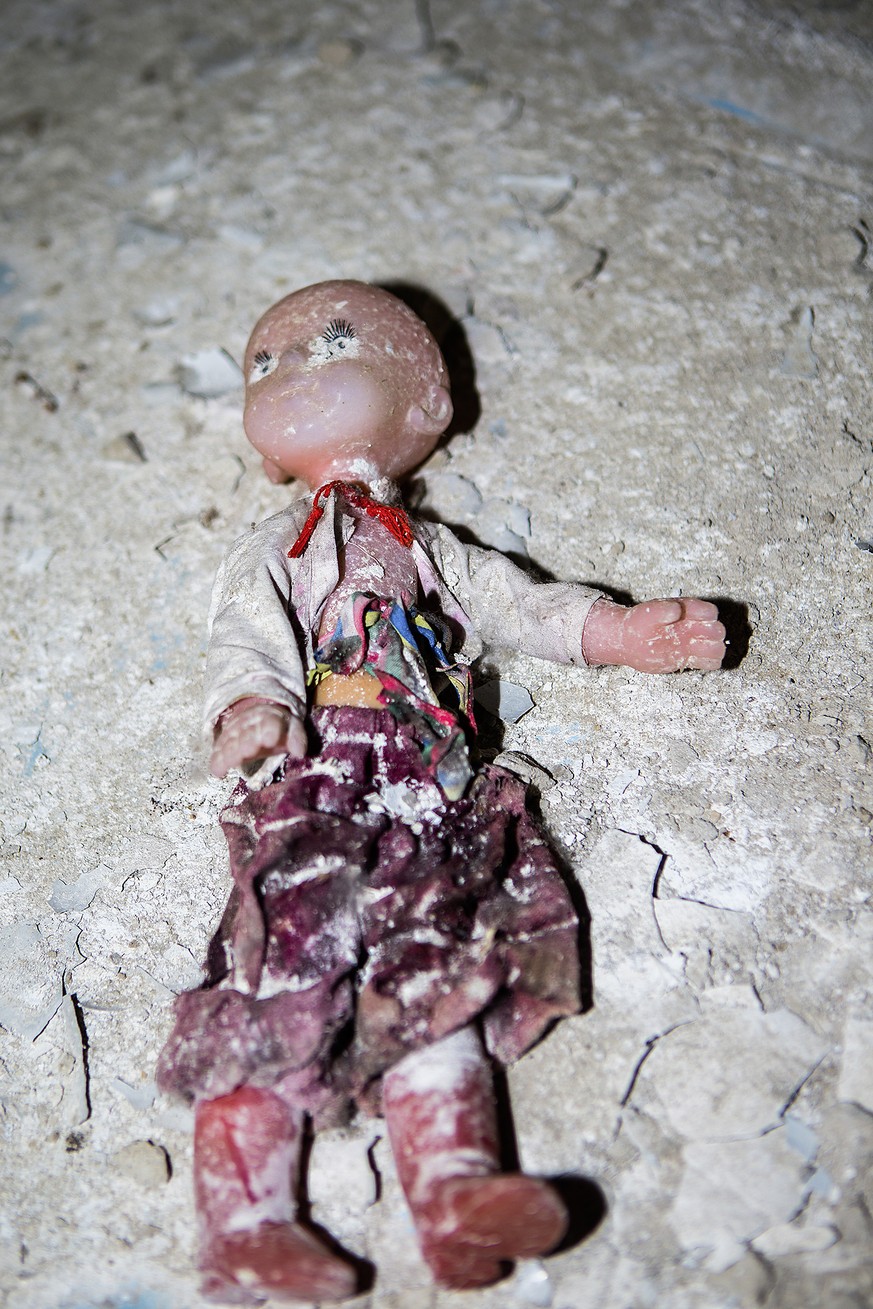 Eine Puppe mit Samthosenrock.