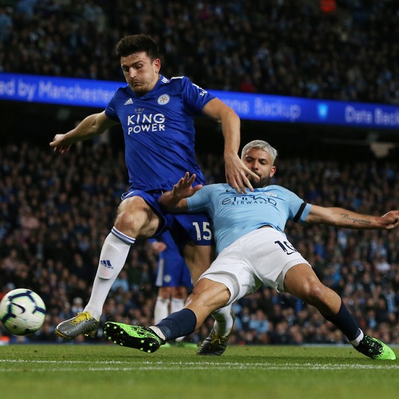 epa07551938 Leicester City&#039;s Harry Maguire (L) in action against Manchester City&#039;s Sergio Aguero (R) during the English Premier League soccer match between Manchester City and Leicester City ...