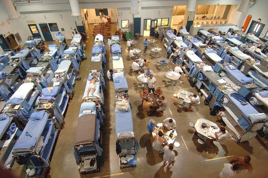Gefangenentrakt im überfüllten California State Prison (2006)
https://de.wikipedia.org/wiki/Gefängnissystem_der_Vereinigten_Staaten#/media/Datei:Prison_crowded.jpg
