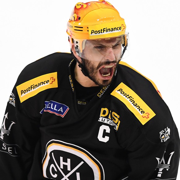 LuganoÕs player Maxime Lapierre reacts during the third match of the playoffs quarterfinal of the National League Swiss Championship 2017/18 between HC Lugano and HC Fribourg-Gotteron, at the ice stad ...