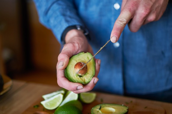 avocado kochen essen food entsteinen guacamole messer vegi gemüse