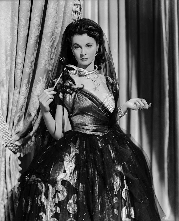 1941: English-born actress Vivien Leigh (1913 - 1967) plays Lady Emma Hamilton, the infamous lover of Lord Nelson in &#039;That Hamilton Woman&#039;, directed by Alexander Korda. (Photo via John Kobal ...