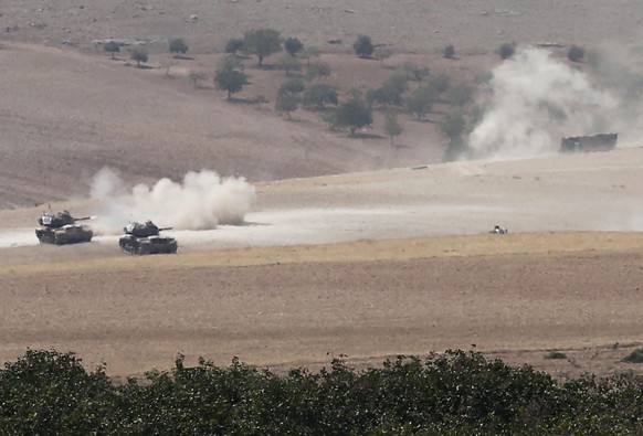 epa05508463 Turkish tanks and members of the Free Syrian Army pass the Syrian border as part of operation against ISIS in Syria, in Karkamis district of Gaziantep, Turkey, 24 August 2016. The Turkish  ...