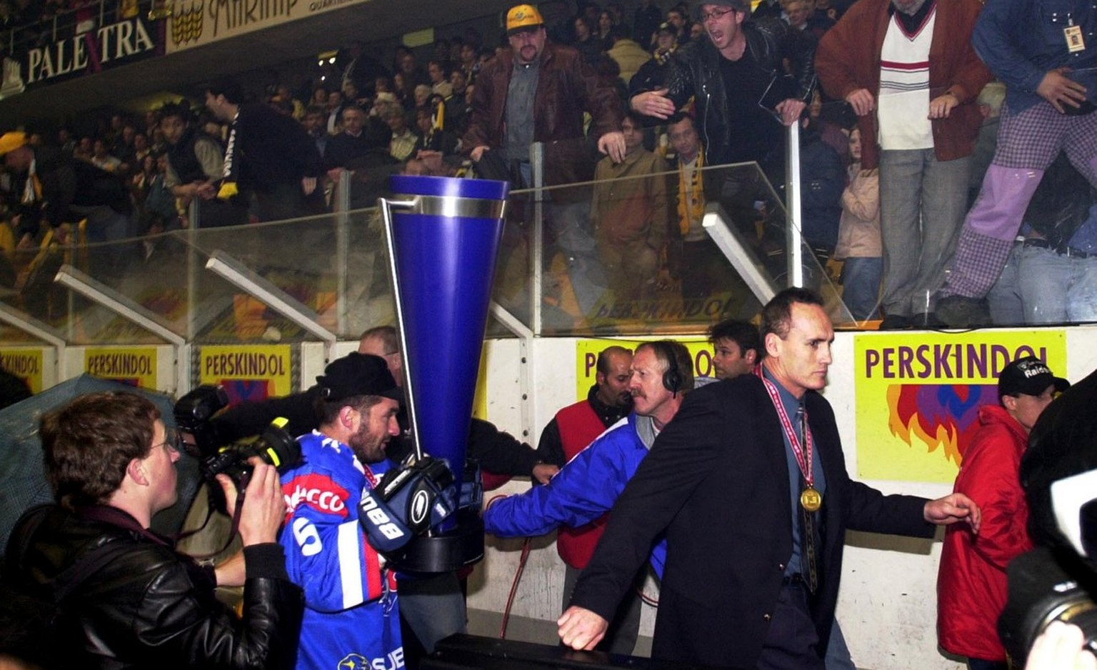 Meisterpokal als Schutzschild: ZSC-Verteidiger Andreas Zehnder flüchtet 2001 vor dem wütenden Lugano-Mob in die Garderobe.