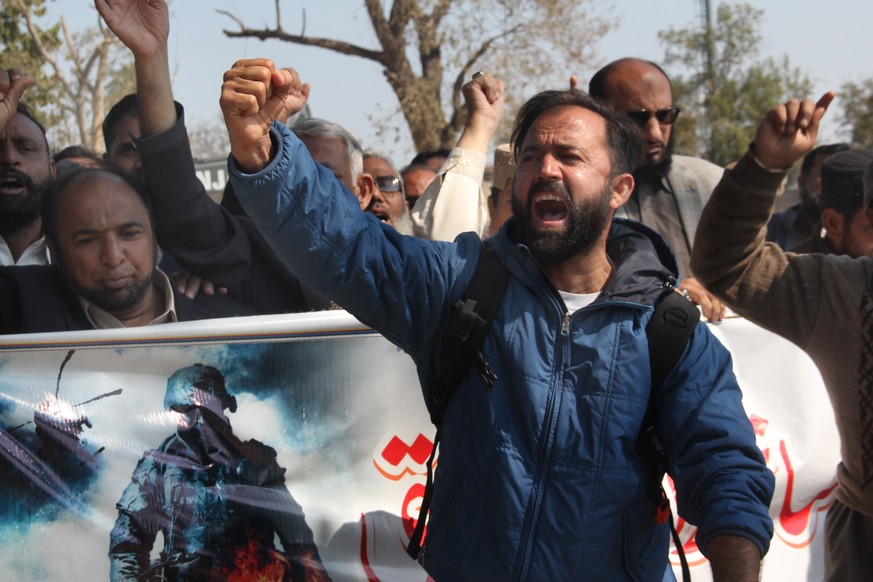 epa07400940 People shout anti-India slogans during a protest after reports of Pakistani Air Forces shooting down India fighter jets, in Sargodha, Pakistan, 27 February 2019. According to media reports ...