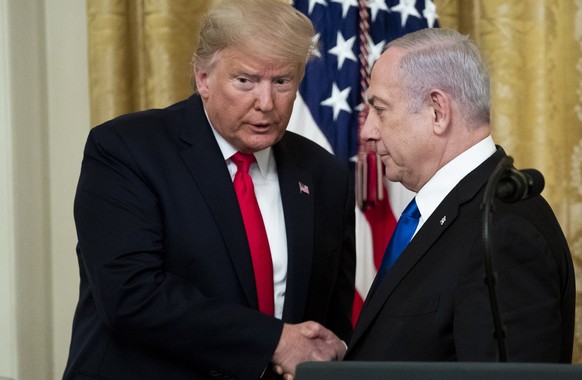 epa08173284 US President Donald J. Trump (L) shakes hands with Prime Minister of Israel Benjamin Netanyahu (R) during the unveiling of Trump&#039;s Middle East peace plan in the East Room of the White ...