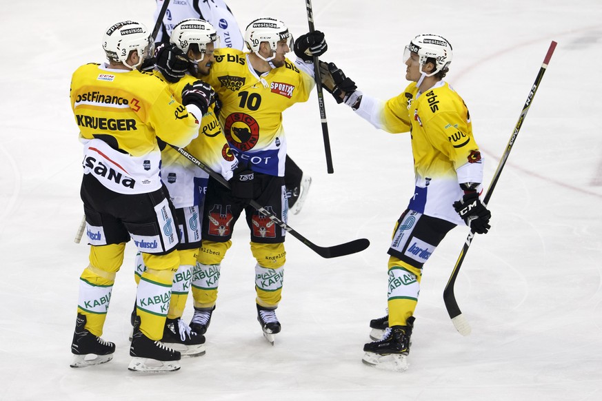 Bern&#039;s forward Tristan Scherwey, 2nd right, celebrates his goal with teammates defender Justin Krueger, of Germany, left, defender Eric Blum, 2nd left, and center Gaetan Haas, right, after scorin ...
