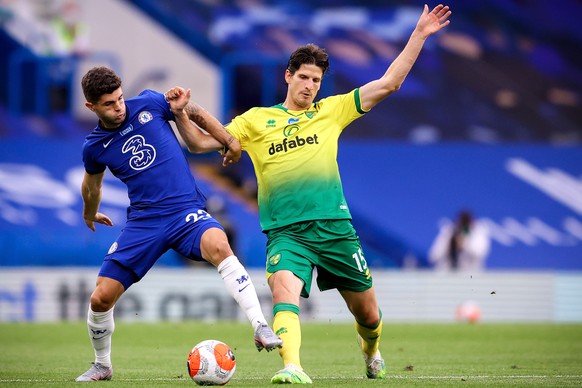 epa08546250 Chelsea&#039;s Christian Pulisic (L) in action against Norwich&#039;s Timm Klose (R) during the English Premier League soccer match between Chelsea FC and Norwich City in London, Britain,  ...