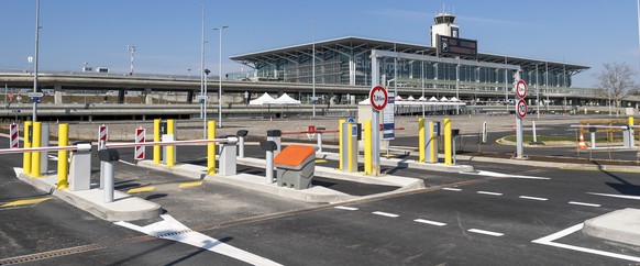 Der menschenleere Parkplatz vor dem Flughafen EuroAirport in Basel am Samstag, 4. April 2020. (KEYSTONE/Georgios Kefalas)