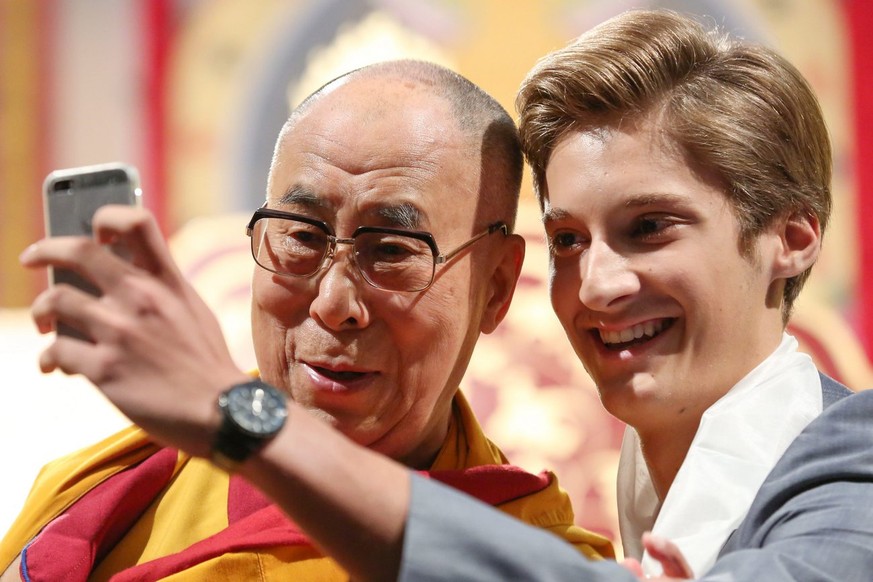 epa04366016 Mattaeus Uitz, (R) takes a selfie of himself with the Dalai Lama (L), spiritual leader of the Tibetans, during the event &#039;Mastering live through mental training&#039; at the CCH in Ha ...