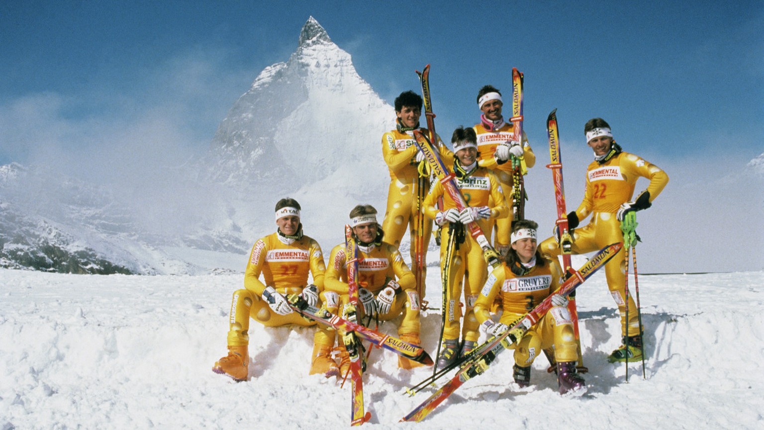 Die Schweizer Alpinskifahrer Urs Lehmann, Franco Cavegn, Patrick Staub, Gaby Zingre, Marco Hangl, Corinne Rey-Bellet und Heinrich Rupp, von links nach rechts, posieren im Jahr 1994 vor dem Matterhorn  ...