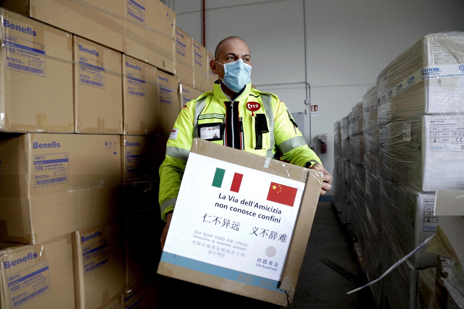epa08309422 A staff of the Regional Emergency Emergency Company AREU carries a box with supplies donated by China, containing medical equipment and personal protection devices for the whole of Lombard ...