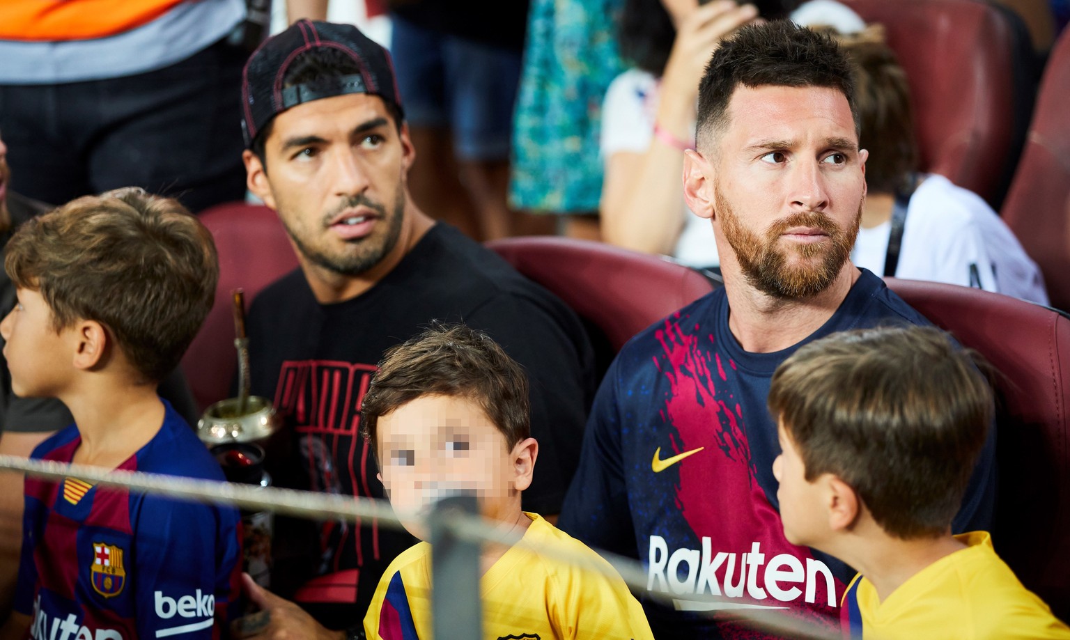 epa07793908 Barcelona&#039;s players Luis Suarez (L) and Lionel Messi (R) before the Spanish LaLiga match between FC Barcelona and Real Betis at Camp Nou stadium in Barcelona, Catalonia, Spain, 25 Aug ...