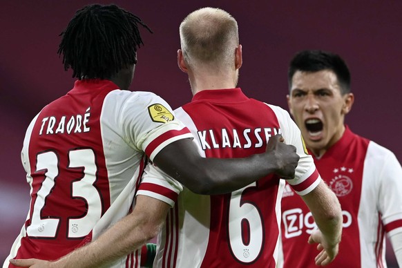epa08789851 (L-R) Lassina Traore, Davy Klaassen and Lisandro Martinez or Ajax celebrate the 2-1 lead during the Dutch Eredivisie match between Ajax Amsterdam and Fortuna Sittard at the Johan Cruijff A ...