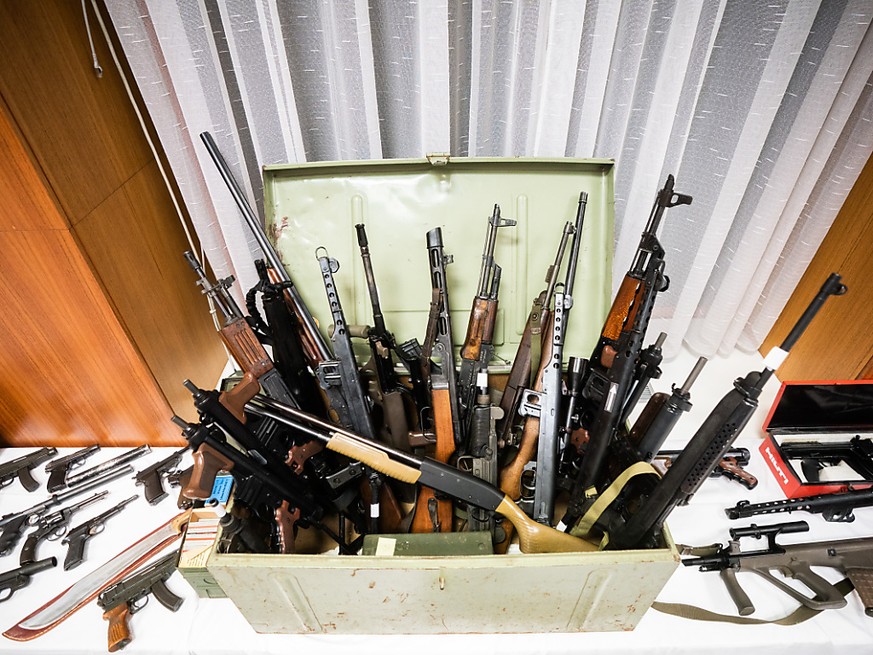Beschlagnahmte Waffen werden im Rahmen einer Pressekonferenz der Landespolizeidirektion Wien gezeigt. Foto: Georg Hochmuth/APA/dpa