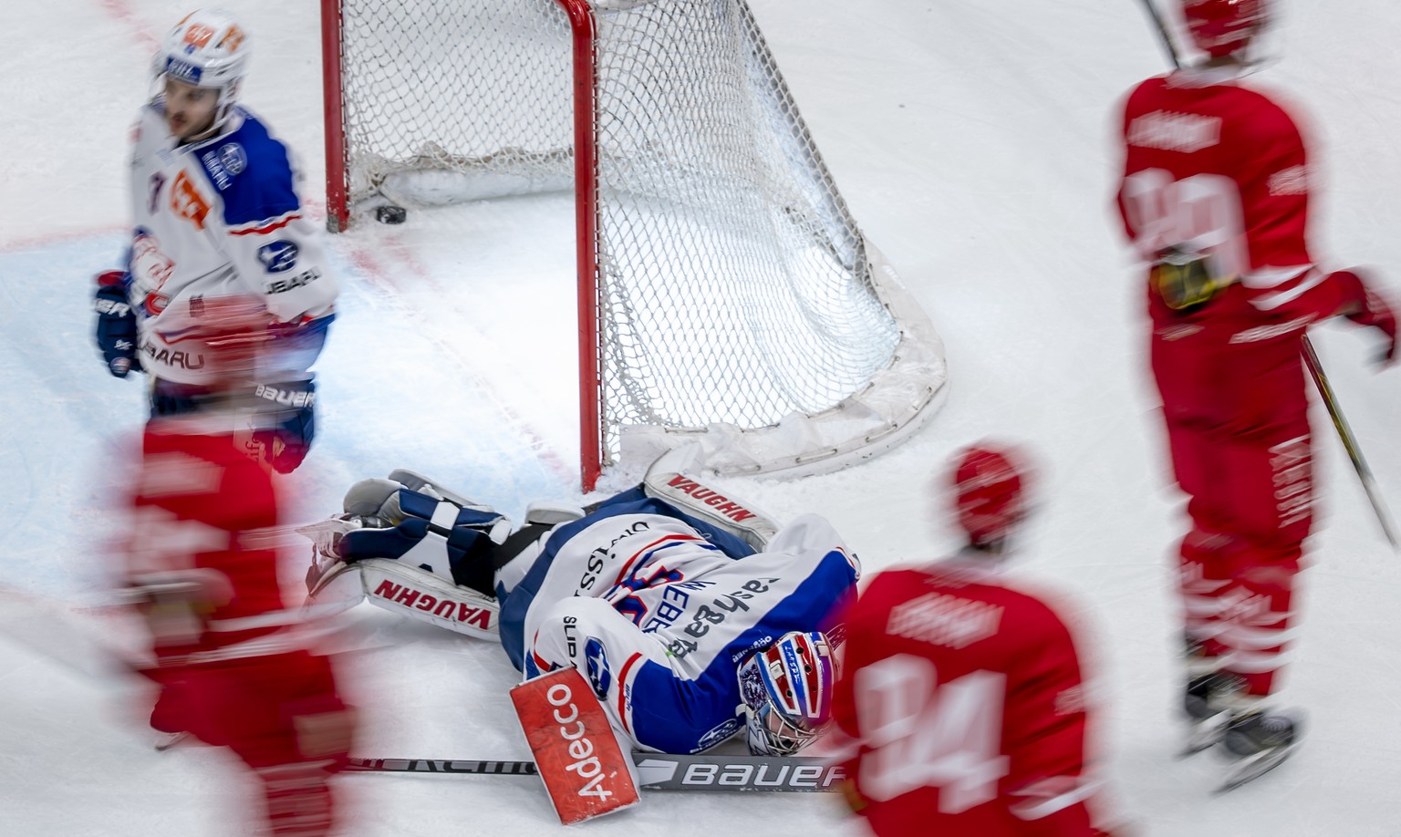 Le gardien zuerichois Ludovic Waeber, reagit apres avoir encaisse le deuxieme but lausannois lors du match du championnat suisse de hockey sur glace de National League entre le Lausanne HC, LHC, et ZS ...