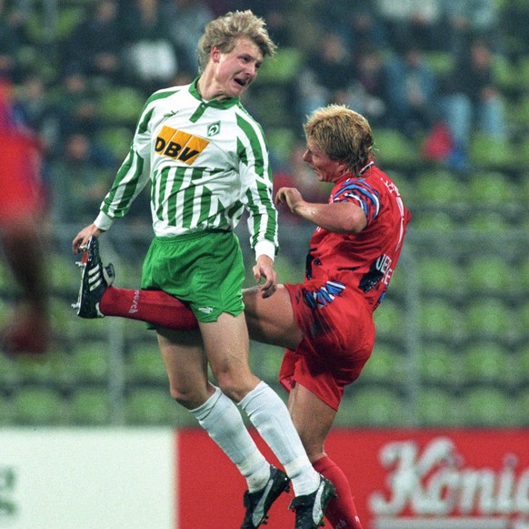 Fussball-Bundesliga, Deutschland, Herren, Saison 1994/1995: Bayer Uerdingen - Werder Bremen 1:3; Wladimir Bestchastnykh (Bremen), Helmut Rahner (Uerdingen), Aktion.

Football Bundesliga Germany men  ...