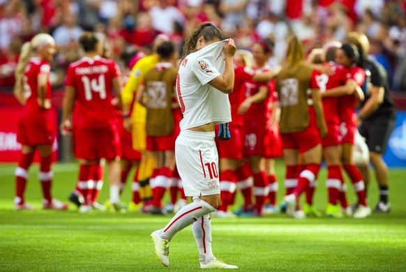 epa04813519 Ramona Bachmann (C) of Switzerland reacts after losing to Canada during the FIFA Women&#039;s World Cup 2015 match between Canada and Switzerland in Vancouver, Canada, 21 June 2015. EPA/BE ...