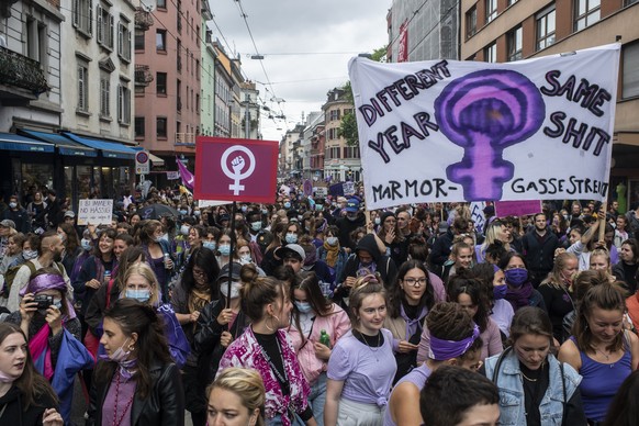 Frauen demonstrieren anlaesslich des Frauenstreiks in der ganzen Schweiz, am Freitag, 14. Juni 2020, in Zuerich. (KEYSTONE/Ennio Leanza)
