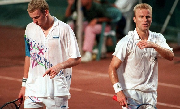 Die Schweizer Tennisspieler Marc Rosset (l) und Jakob Hlasek im August 1992 an den Olympischen Spielen in Barcelona. Die einstigen Teamgefaehrten im Daviscup stehen in der Auseinandersetzung zwischen  ...