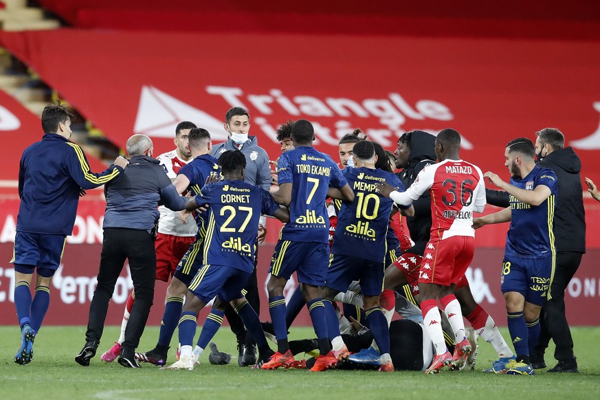 epa09174810 Players of Lyon (blue) and Monaco (red) argue at the end of the French Ligue 1 soccer match between AS Monaco and Olympique Lyonnais at the Louis II stadium in Monaco, 02 May 2021. EPA/SEB ...