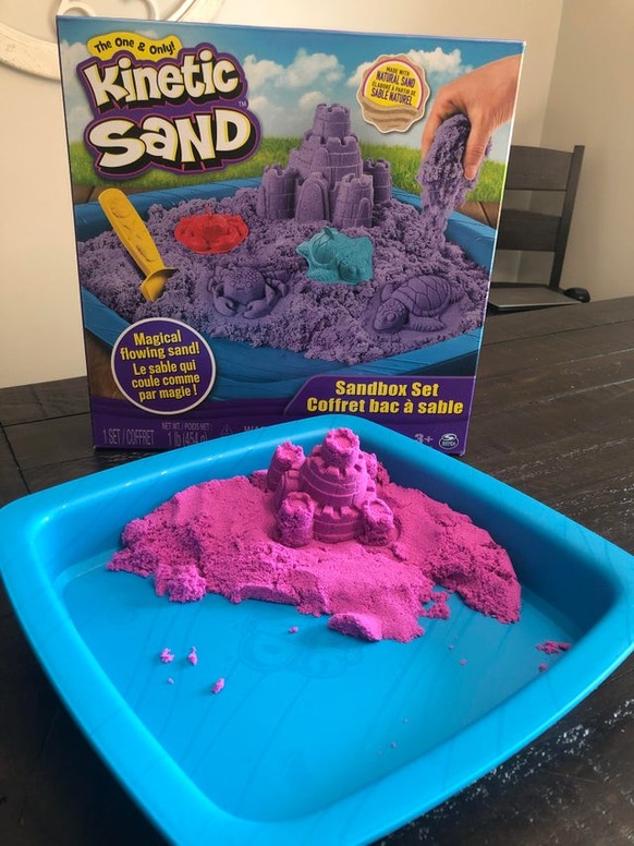 Du hast gedacht, du kriegst gleich viel kinetischen Sand wie auf der Packung? Falsch gedacht.