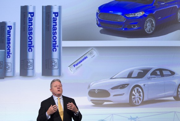 Panasonic-CEO John Taylor stellt seine Lithium-Batterien vor.