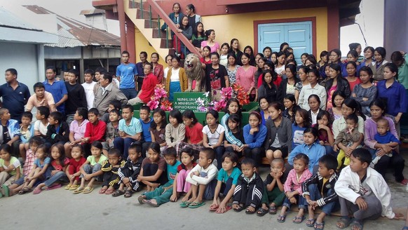 epa02983668 Members of 67-year-old Ziona Chana&#039;s family pose for a photograph at their home in Baktawng village in Serchhip district about 70km away from Aizawl city capital of Mizoram state, nor ...