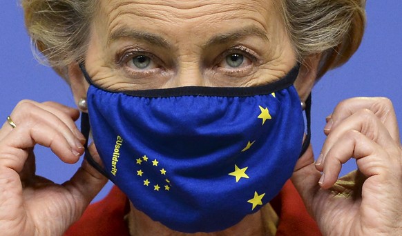 European Commission President Ursula von der Leyen, prepares to take off her protective mask, prior to making a statement regarding the Withdrawal Agreement at EU headquarters in Brussels, Thursday, O ...