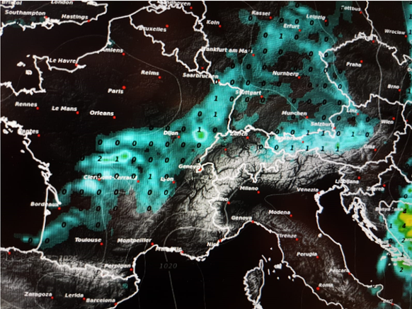 Screenshot von MeteoNews zur Störung: Eine Kaltfront schiebt sich von West nach Ost durch die Schweiz.