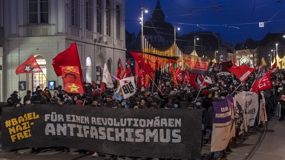 Demonstranten halten Transparente an der Kundgebung Basel Nazifrei in Basel, am Samstag, 28. November 2020. (KEYSTONE/Georgios Kefalas)