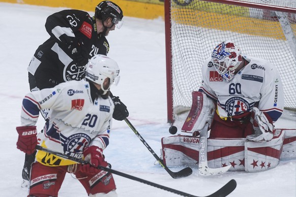 From left, Lugano player Jani Lajunen, Laker&#039;s player Flurin Randegger and Lakers goalkeeper Melvin Nyffeler, during the first leg of the playoff, best of 7 match, of the ice hockey Swiss Nationa ...