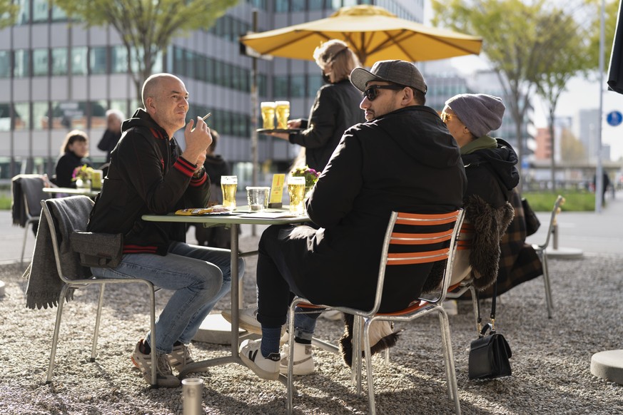 Gaeste sitzen auf der Terrasse des Restaurants Viadukt im Kreis 5 am Montag, 19. April 2021 in Zuerich. Die Oeffnung der Terrassen und Aussenbereiche der Restaurants ist ab heute wieder erlaubt. (KEYS ...