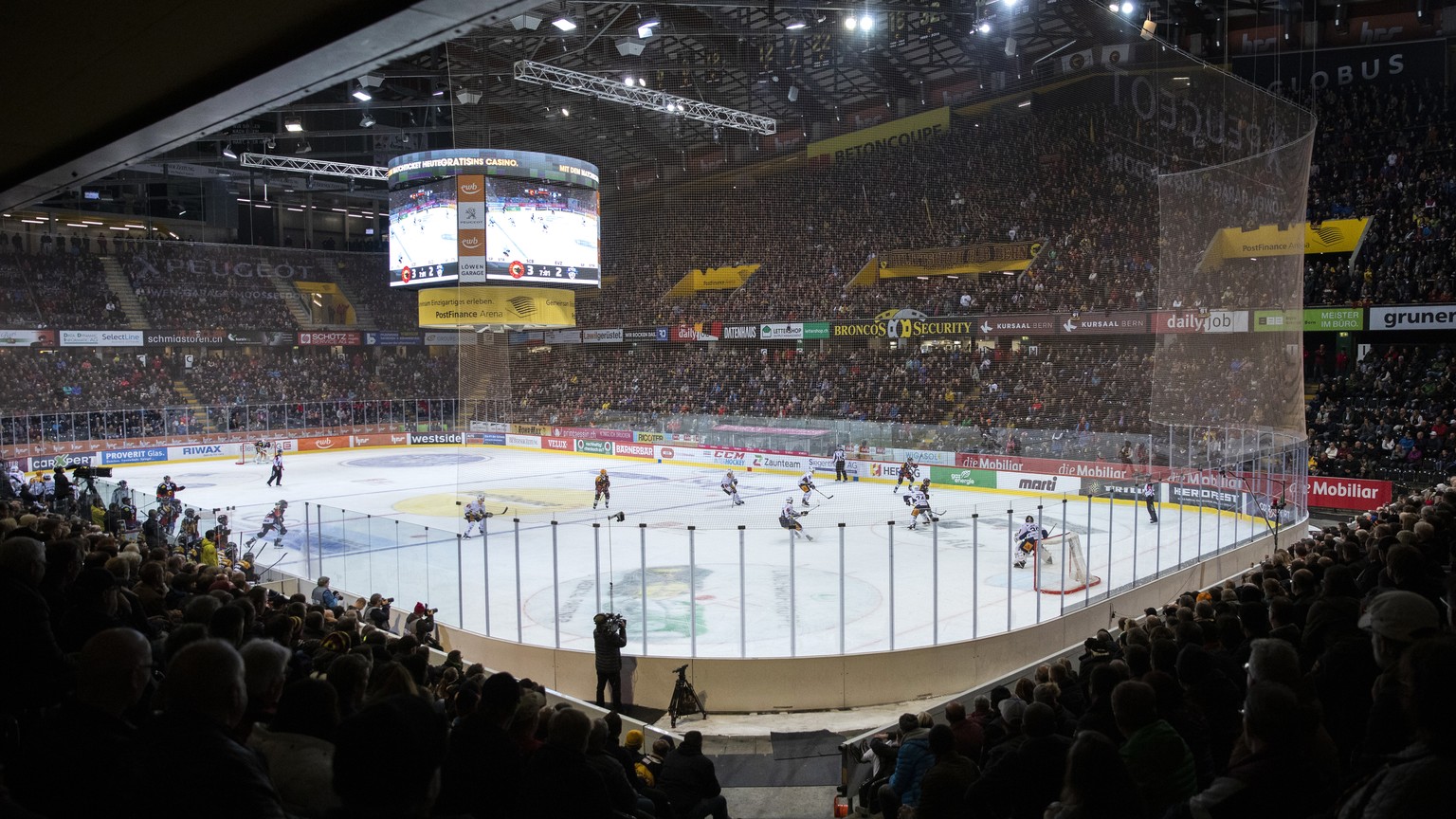 Zuschauer verfolgen das Eishockey Meisterschaftsspiel der National League zwischen dem SC Bern und dem EV Zug, am Samstag, 2. November 2019 in der Postfinance Arena in Bern. (KEYSTONE/Peter Klaunzer)