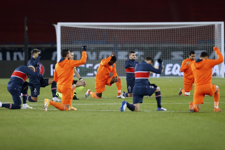 epa08872988 Players of Paris Saint-Germain (PSG) and Istanbul Basaksehir take a knee before the start of the UEFA Champions League group H soccer match between Paris Saint-Germain (PSG) and Istanbul B ...