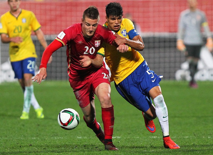 epa04810088 Sergej Milinkovic (L) of Serbia in action against Danilo (R) of Brazil during the FIFA Under-20 World Cup 2015 final soccer match between Brazil and Serbia in Auckland, New Zealand, 20 Jun ...