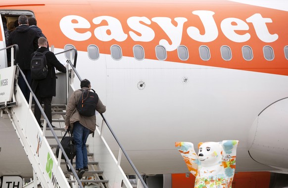 epa08825331 (FILE) - Passengers board the EasyJet Airbus A320 flight EZY5569 at Tegel international airport in Berlin, Germany, 05 January 2018 (reissued 17 November 2020). Easyjet will release their  ...