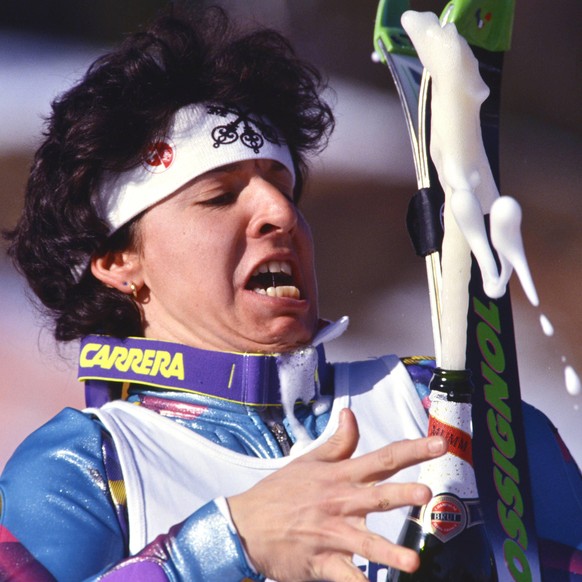 Ski WM 1993, Slalom Damen: Vreni SCHNEIDER (SUI) SKI ALPIN SAISON 92/93 WM 1993 Morioka Shizukuishi Slalom Damen 04.02.1993 Vreni SCHNEIDER (SUI) beim Sektspritzen. Morioka Shizukuishi Japan *** World ...