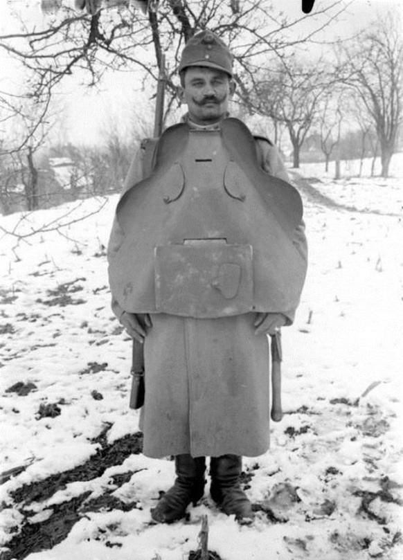 Dieser Mann hat sich nicht als Cello getarnt, auch wenn es danach aussieht: Die Recherche unseres kundigen Users Alienus hat ergeben, dass es sich hier um einen österreichischen Soldat handelt, 1916.