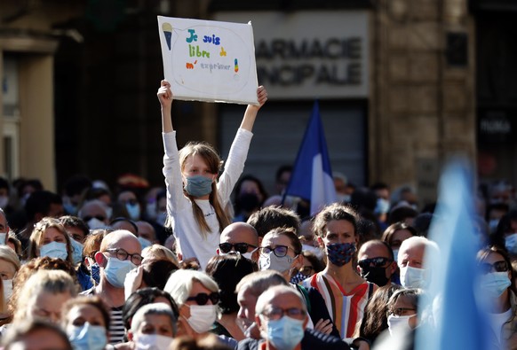 epaselect epa08755413 A girl holds a board reading &#039;i am free to express myself&#039; as people gather during a demonstration against terrorism and to pay their respect after French teacher Samue ...