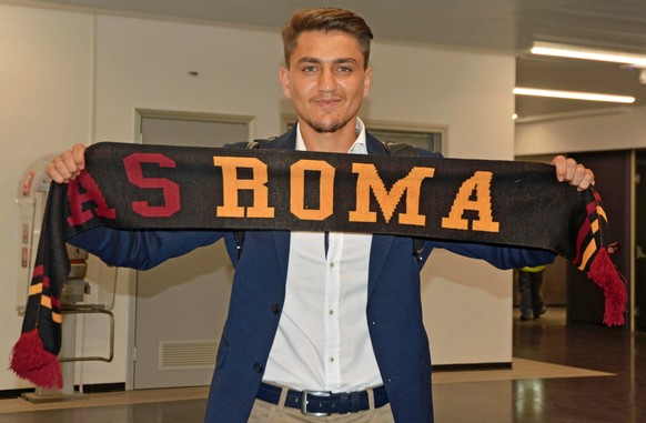 epa06088001 Roma&#039;s new signed player Cengiz Under (C), arrives at Leonardo da Vinci airport in Fiumicino, near Rome, Italy, 14 July 2017. EPA/TELENEWS