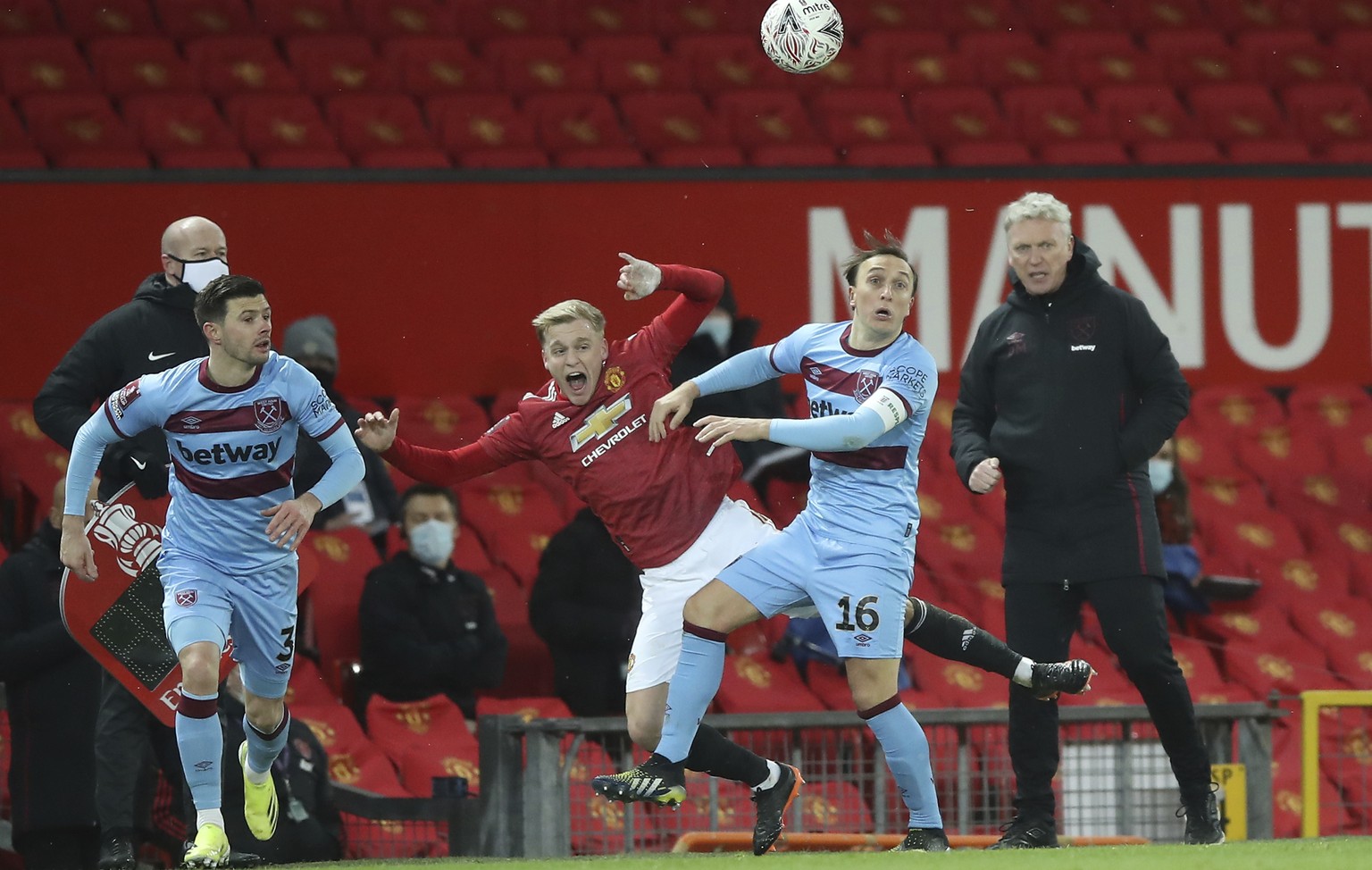Manchester United&#039;s Donny van der Beek, left, challenges for the ball with West Ham&#039;s Mark Noble as West Ham&#039;s manager David Moyes watches during the English FA Cup 5th round soccer mat ...