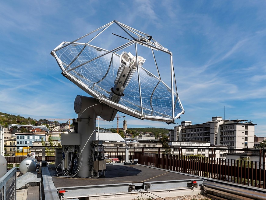ETH-Weltneuheit: Treibstoffe aus Luft und Sonne werden von einer Mini-Raffinerie auf einem ETH-Dach in Zürich produziert.