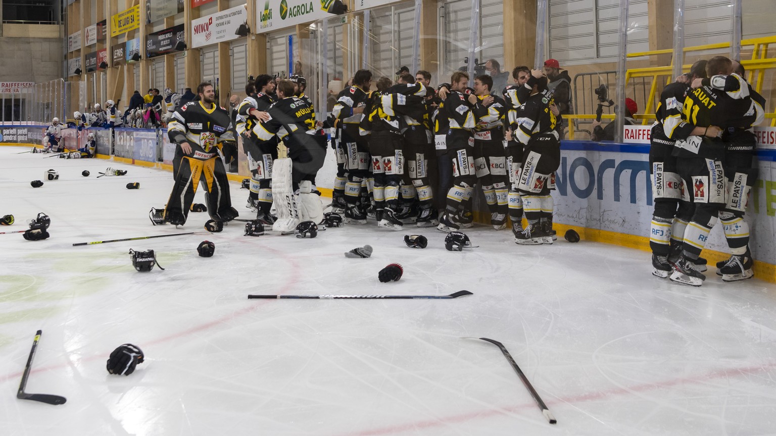 Ajoies Mannschaft jubelt nach dem gewonnenen sechsten Eishockey Playoff-Finalspiel der Swiss League zwischen dem HC Ajoie und dem EHC Kloten, in der Raiffeisen Arena in Pruntrut, am Mittwoch, 28. Apri ...