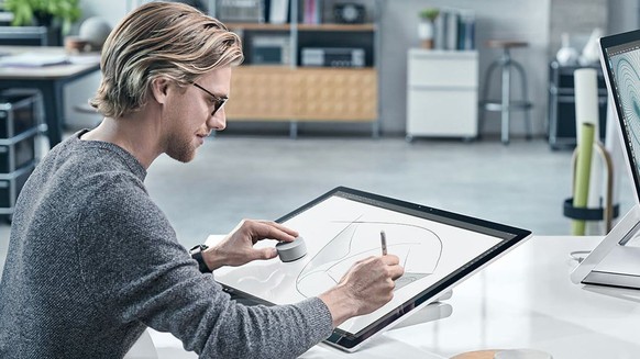 Das Surface Studio hat den dünnsten 28-Zoll-Monitor, der je gebaut worden ist. Und wie es der Name erahnen lässt, zielt Microsoft mit seinem ersten PC direkt auf Grafiker ab.