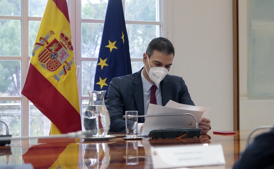 epa08889951 A handout photo made available by the Prime Minister&#039;s Office shows Spanish Prime Minister, Pedro Sanchez, chairs the coronavirus monitoring committe at the Moncloa Palace in Madrid,  ...