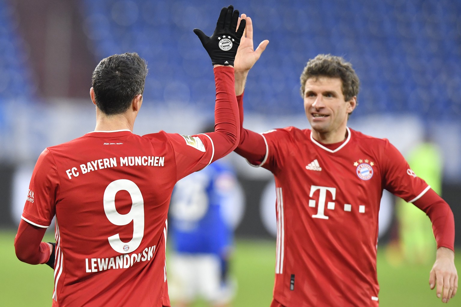 Bayern&#039;s Robert Lewandowski, left, celebrates with teammate Bayern&#039;s Thomas Mueller after scoring during the German Bundesliga soccer match between FC Schalke 04 and Bayern Munich in Gelsenk ...